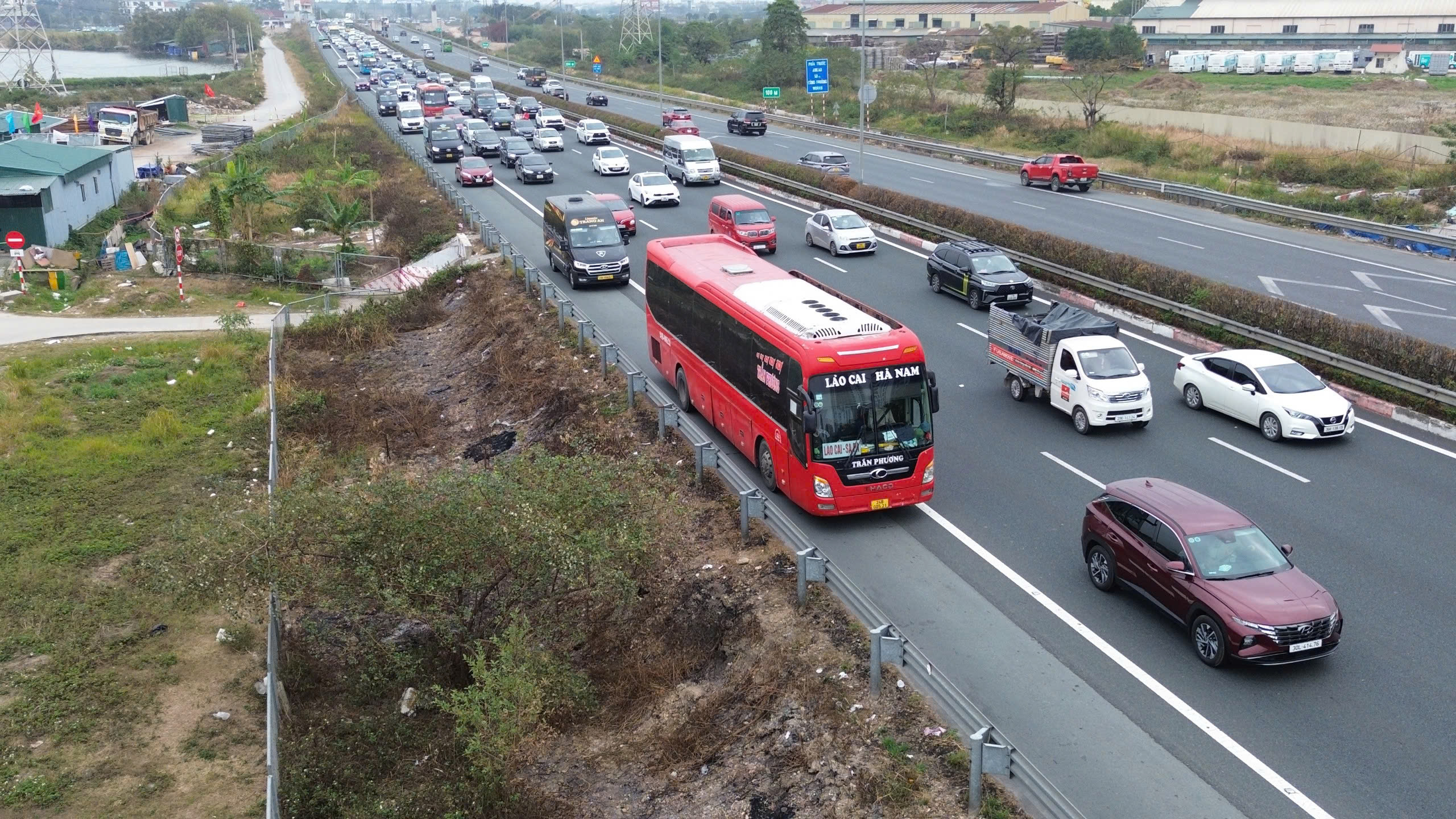 Ùn tắc kéo dài tại cửa ngõ trở lại Hà Nội sau kỳ nghỉ Tết Ất Tỵ- Ảnh 3. Ùn tắc kéo dài tại cửa ngõ trở lại Hà Nội sau kỳ nghỉ Tết Ất Tỵ- Ảnh 3.