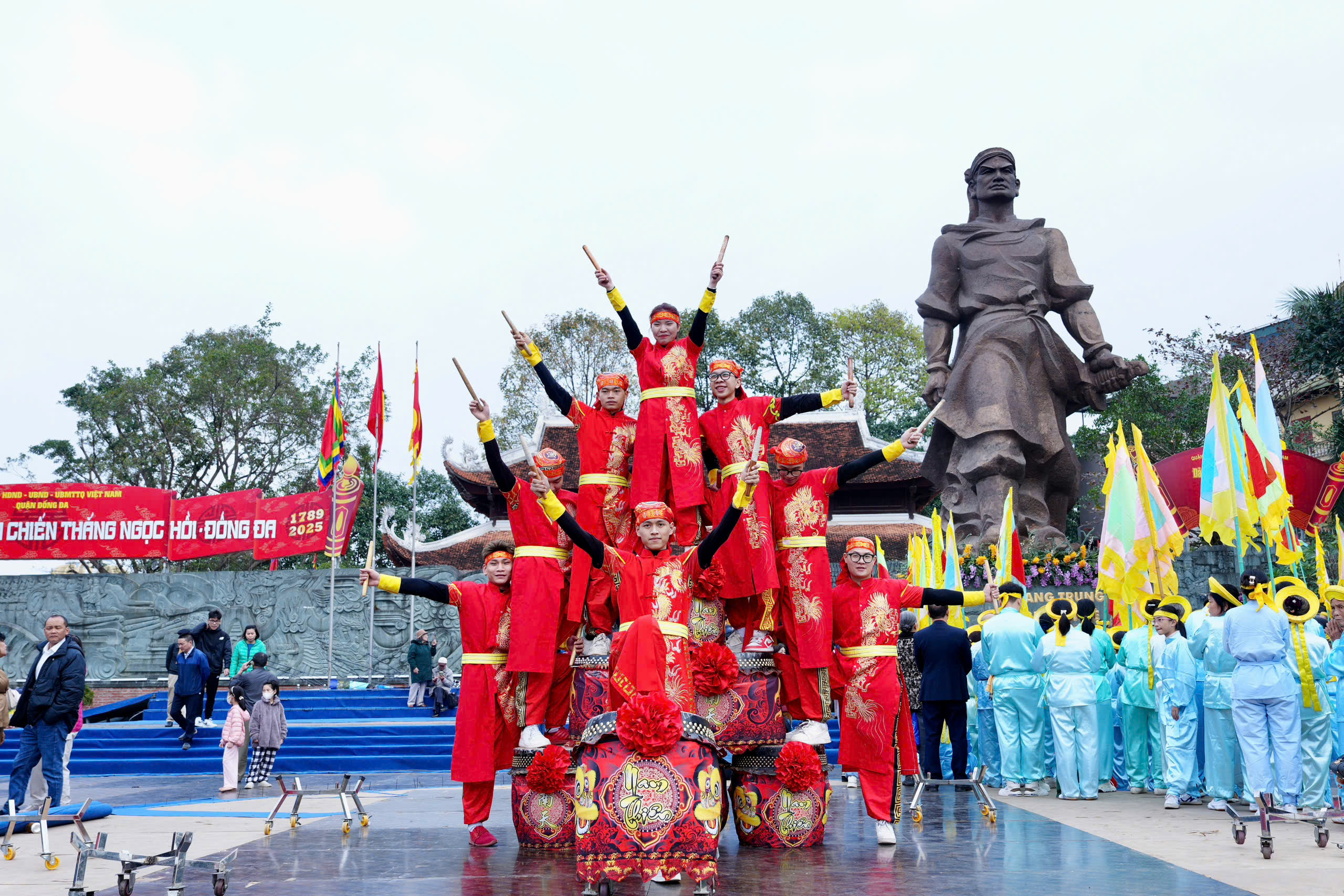 Hàng ngàn người tưởng nhớ công lao của Hoàng đế Quang Trung- Ảnh 7. Hàng ngàn người tưởng nhớ công lao của Hoàng đế Quang Trung- Ảnh 7.
