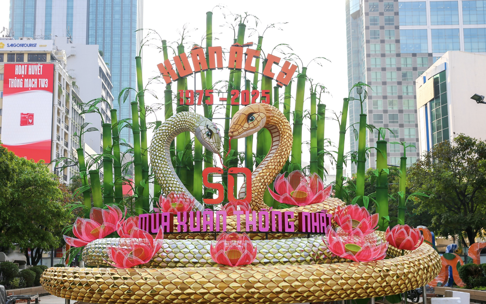 Linh vật rắn ở Đường hoa Nguyễn Huệ được trưng bày đến hết tháng 2