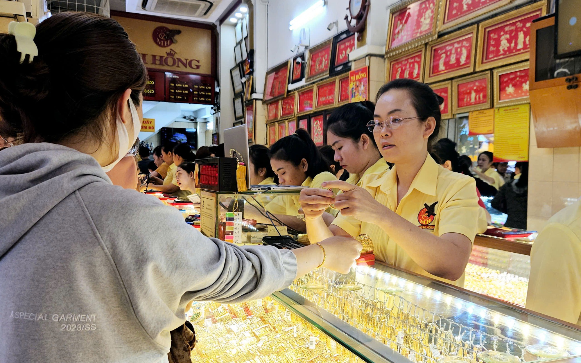 Vàng tăng giá mạnh