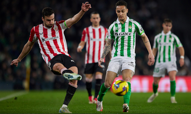 Antony (giữa) thi đấu cực hay tại La Liga.  Ảnh: realbetis.com