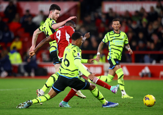 Hàng thủ Arsenal (áo nhạt) đầy âu lo khi làm khách ở City Ground - Ảnh: Nottinghamshire