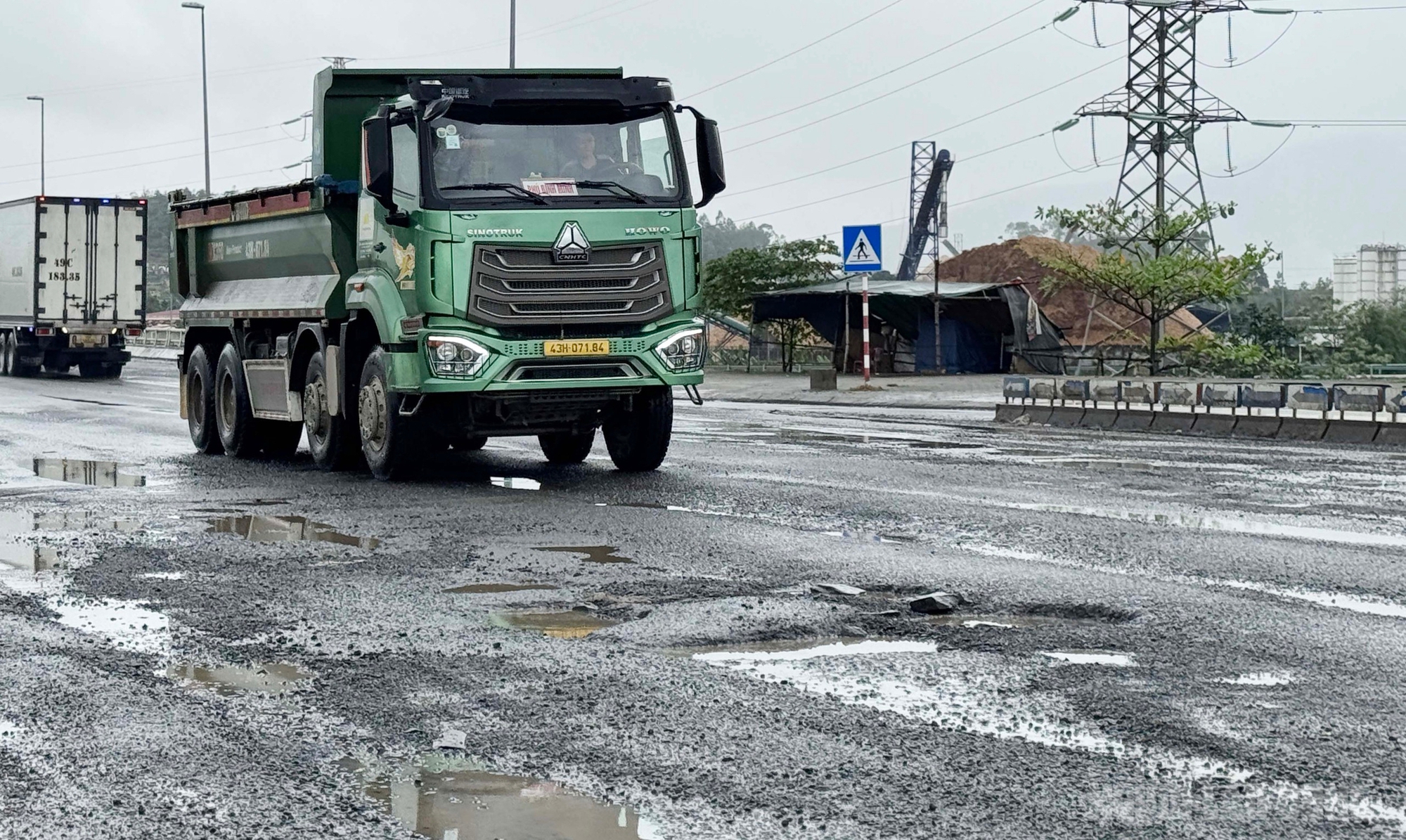 "Ổ voi, ổ gà" chi chít trên nút giao Quốc lộ 14B với cao tốc Đà Nẵng - Quảng Ngãi - Ảnh 2.