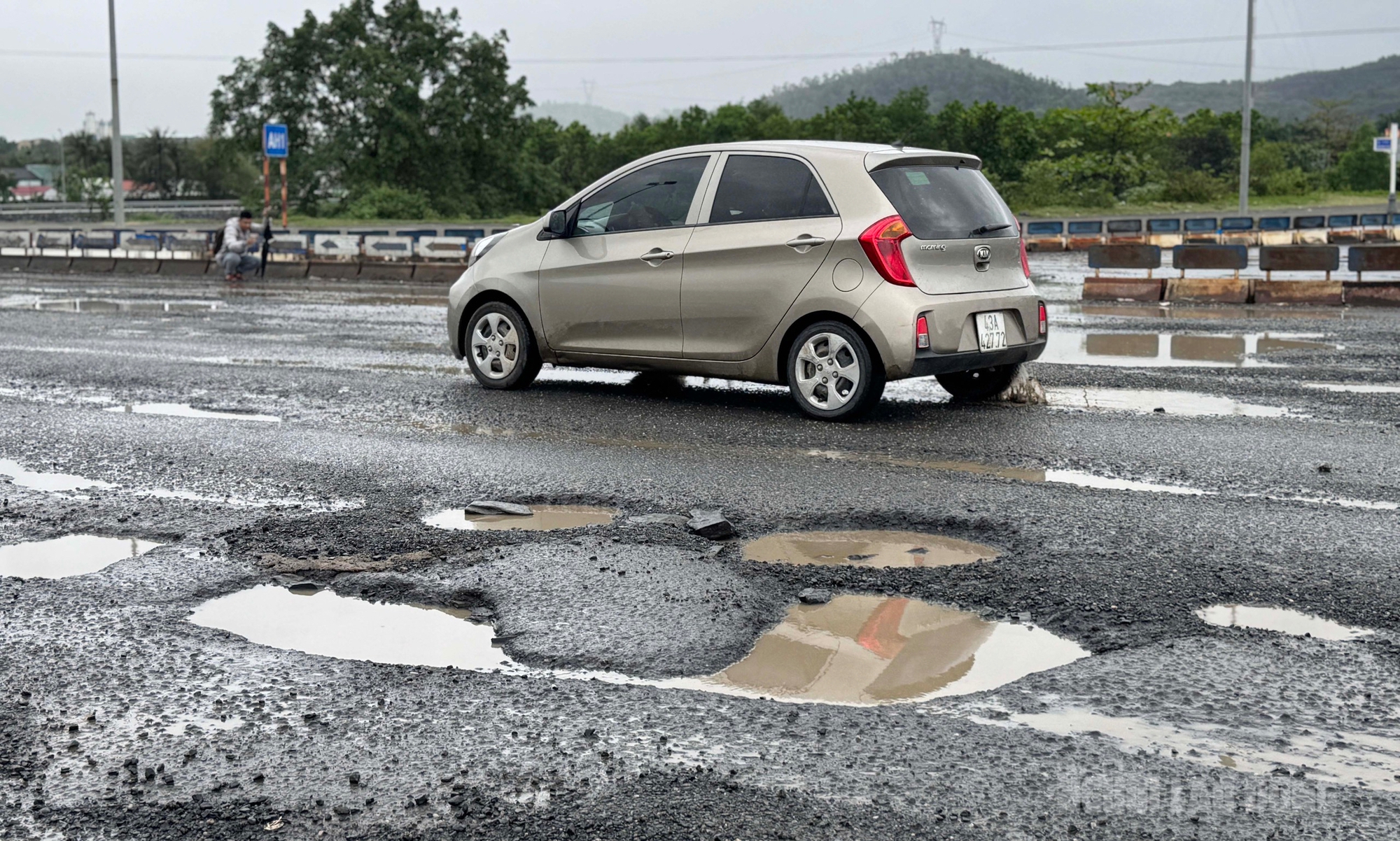 "Ổ voi, ổ gà" chi chít trên nút giao Quốc lộ 14B với cao tốc Đà Nẵng - Quảng Ngãi - Ảnh 3.