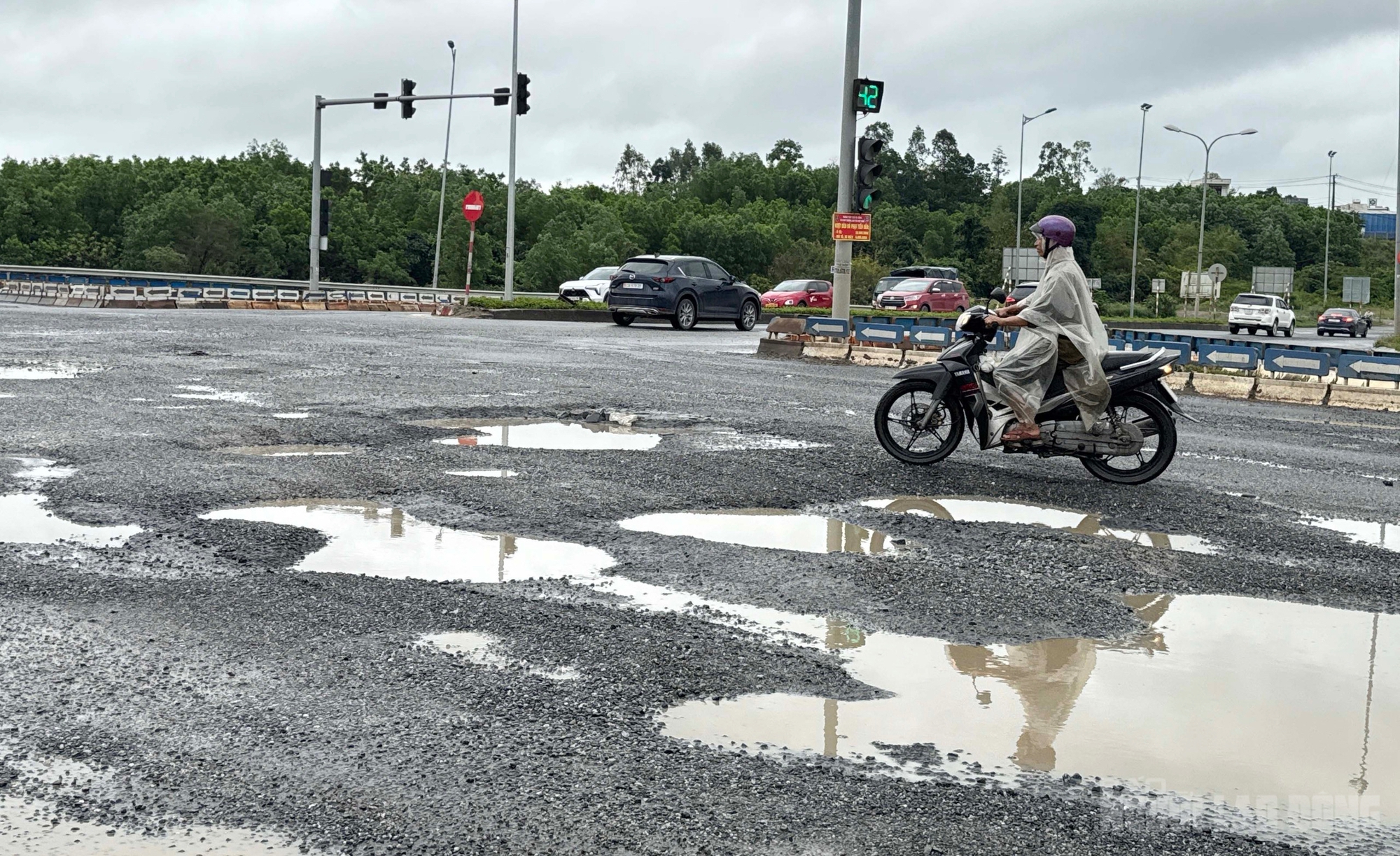 "Ổ voi, ổ gà" chi chít trên nút giao Quốc lộ 14B với cao tốc Đà Nẵng - Quảng Ngãi - Ảnh 9.