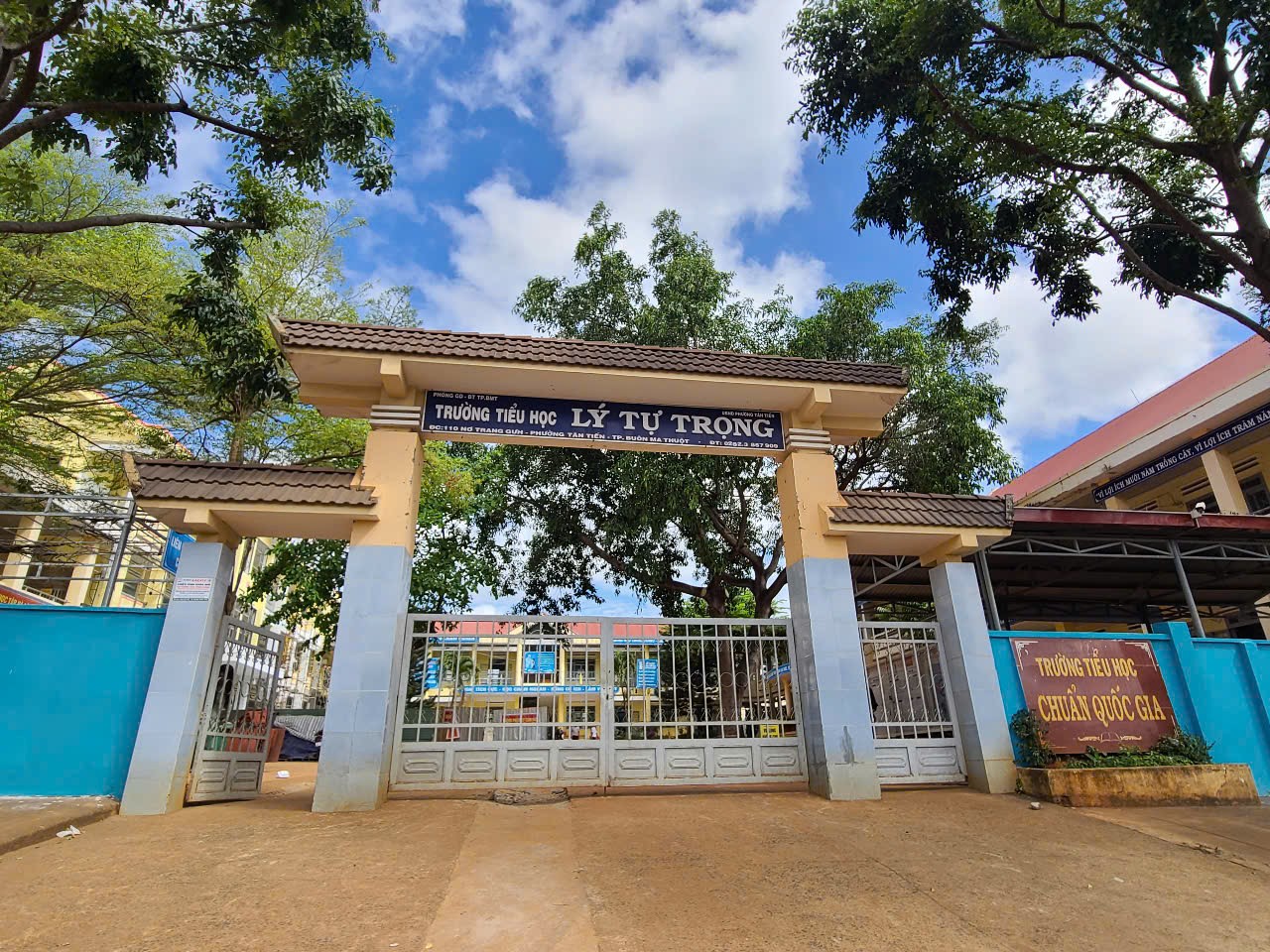 Stäng av lärarjobbet för en lärare som anklagas för att ha misshandlat och torterat många elever - Foto 1. Tạm dừng công việc giảng dạy của giáo viên bị