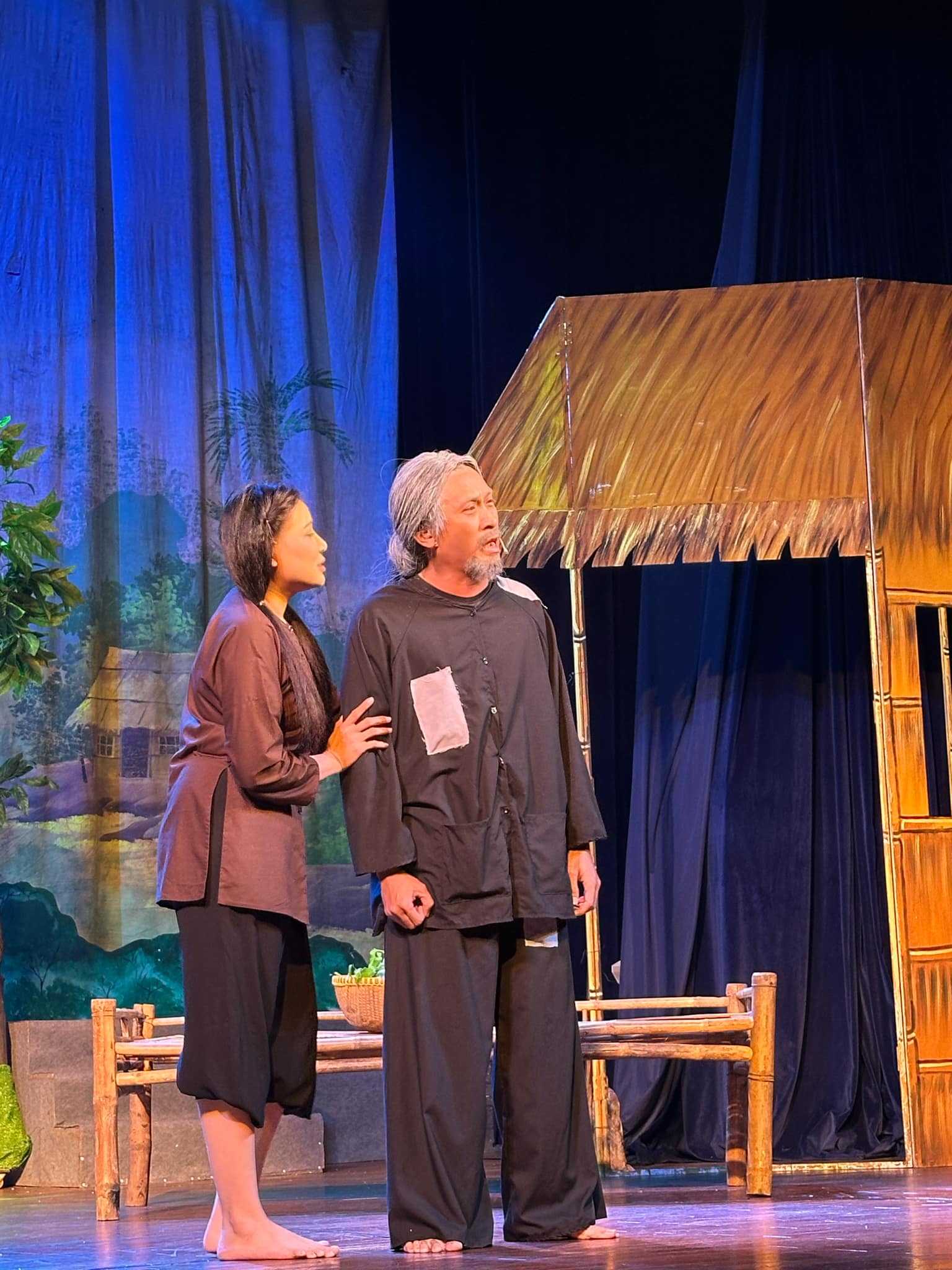 نمایشنامهنویس هوانگ سونگ ویت برداشت خوبی دارد - عکس ۱. Soạn giả Hoàng Song Việt được mùa- Ảnh 1.