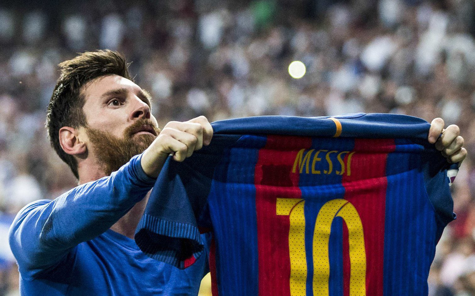 Người khiến Messi khó trở lại Barcelona