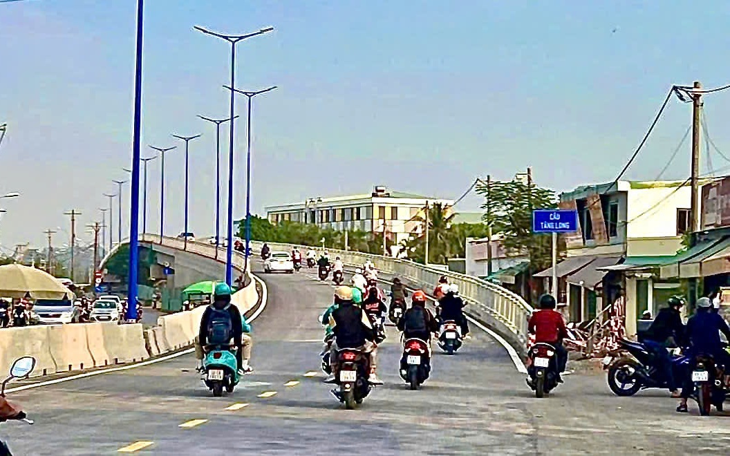 Chưa đầy 70 ngày, cầu Tăng Long đã phải sửa chữa - Ảnh 2.