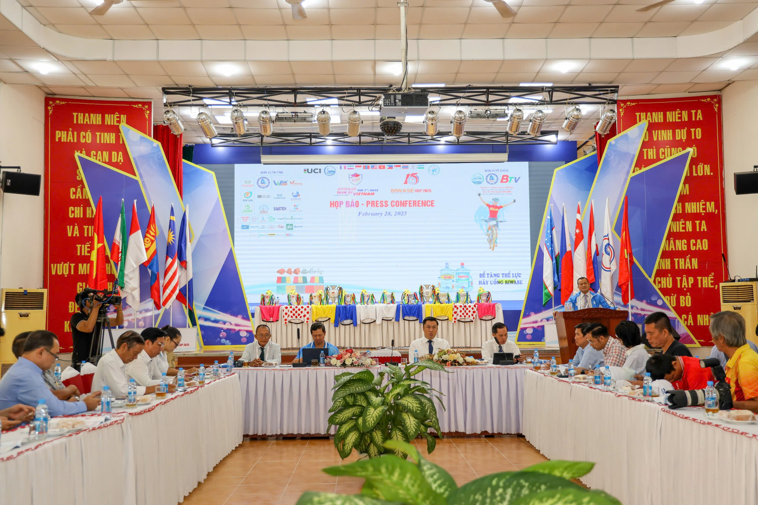 Binh Duong រៀបចំការប្រណាំងកង់នារីក្រោមប្រព័ន្ធពិន្ទុ UCI - រូបថត ១. Bình Dương tổ chức đua xe đạp nữ thuộc hệ thống tính điểm UCI- Ảnh 1.