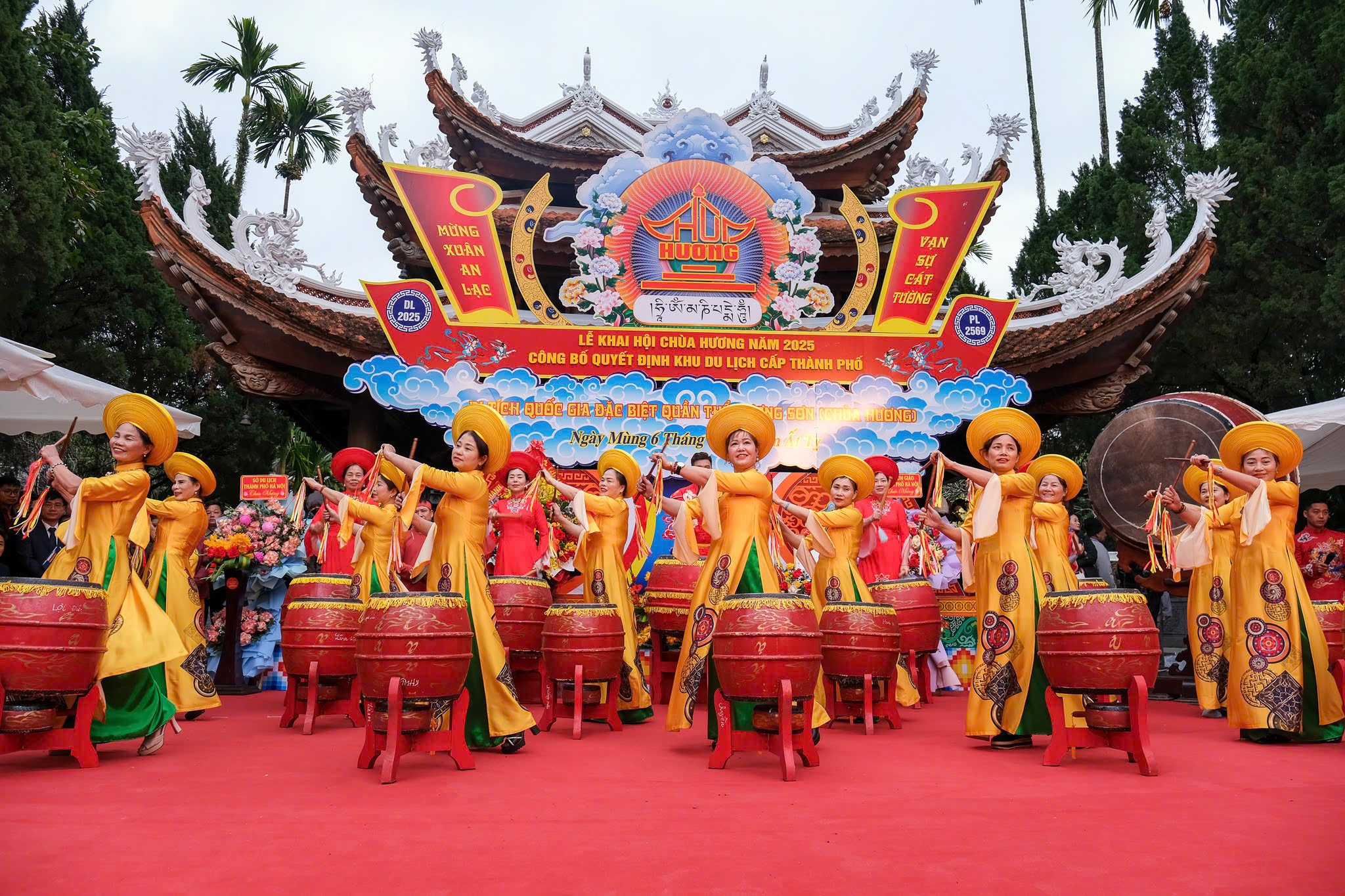 Hàng ngàn người tham dự Lễ khai hội Chùa Hương- Ảnh 1. Hàng ngàn người tham dự Lễ khai hội Chùa Hương- Ảnh 1.