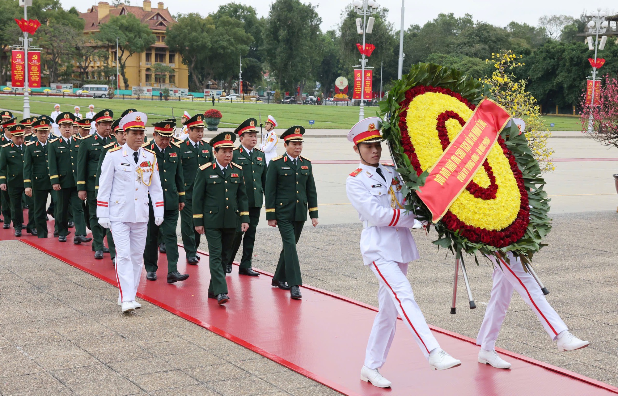 Lãnh đạo Đảng, Nhà nước vào Lăng viếng Chủ tịch Hồ Chí Minh nhân kỷ niệm 95 năm Ngày thành lập Đảng- Ảnh 3.