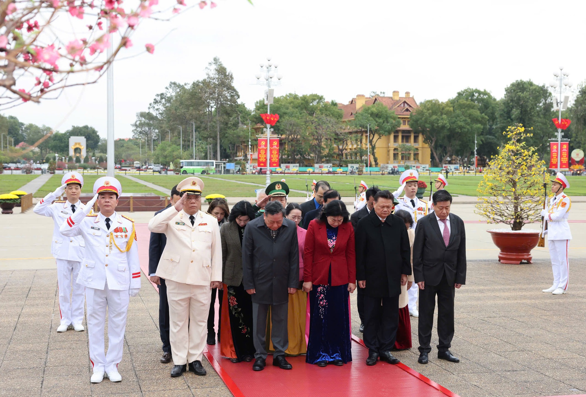 Lãnh đạo Đảng, Nhà nước vào Lăng viếng Chủ tịch Hồ Chí Minh nhân kỷ niệm 95 năm Ngày thành lập Đảng- Ảnh 5.