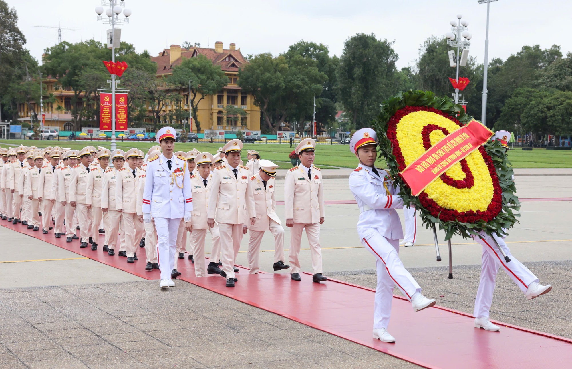 Lãnh đạo Đảng, Nhà nước vào Lăng viếng Chủ tịch Hồ Chí Minh nhân kỷ niệm 95 năm Ngày thành lập Đảng- Ảnh 4.