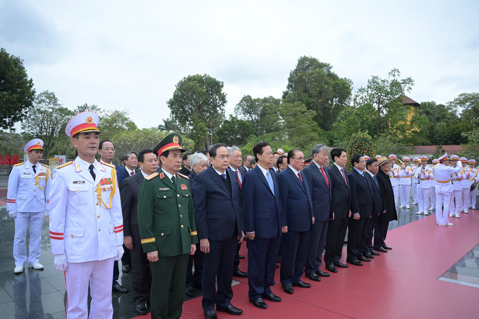 Lãnh đạo Đảng, Nhà nước vào Lăng viếng Chủ tịch Hồ Chí Minh nhân kỷ niệm 95 năm Ngày thành lập Đảng- Ảnh 6.