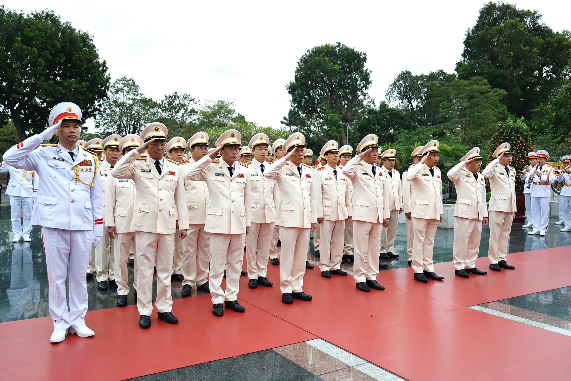 Lãnh đạo Đảng, Nhà nước vào Lăng viếng Chủ tịch Hồ Chí Minh nhân kỷ niệm 95 năm Ngày thành lập Đảng- Ảnh 8.