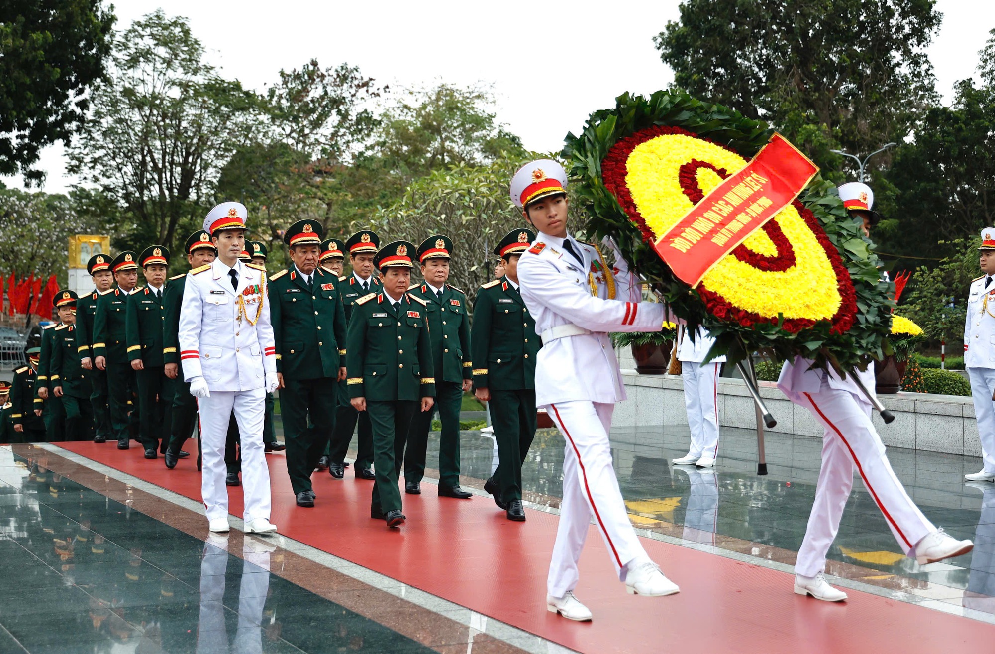 Lãnh đạo Đảng, Nhà nước vào Lăng viếng Chủ tịch Hồ Chí Minh nhân kỷ niệm 95 năm Ngày thành lập Đảng- Ảnh 7.