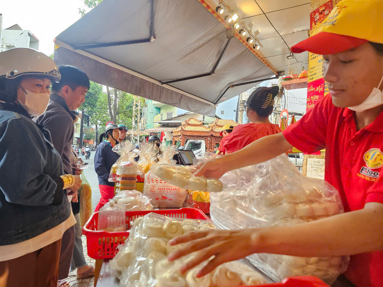 Bánh thần tài, heo quay cúng khai trương Bánh thần tài, heo quay cúng khai trương