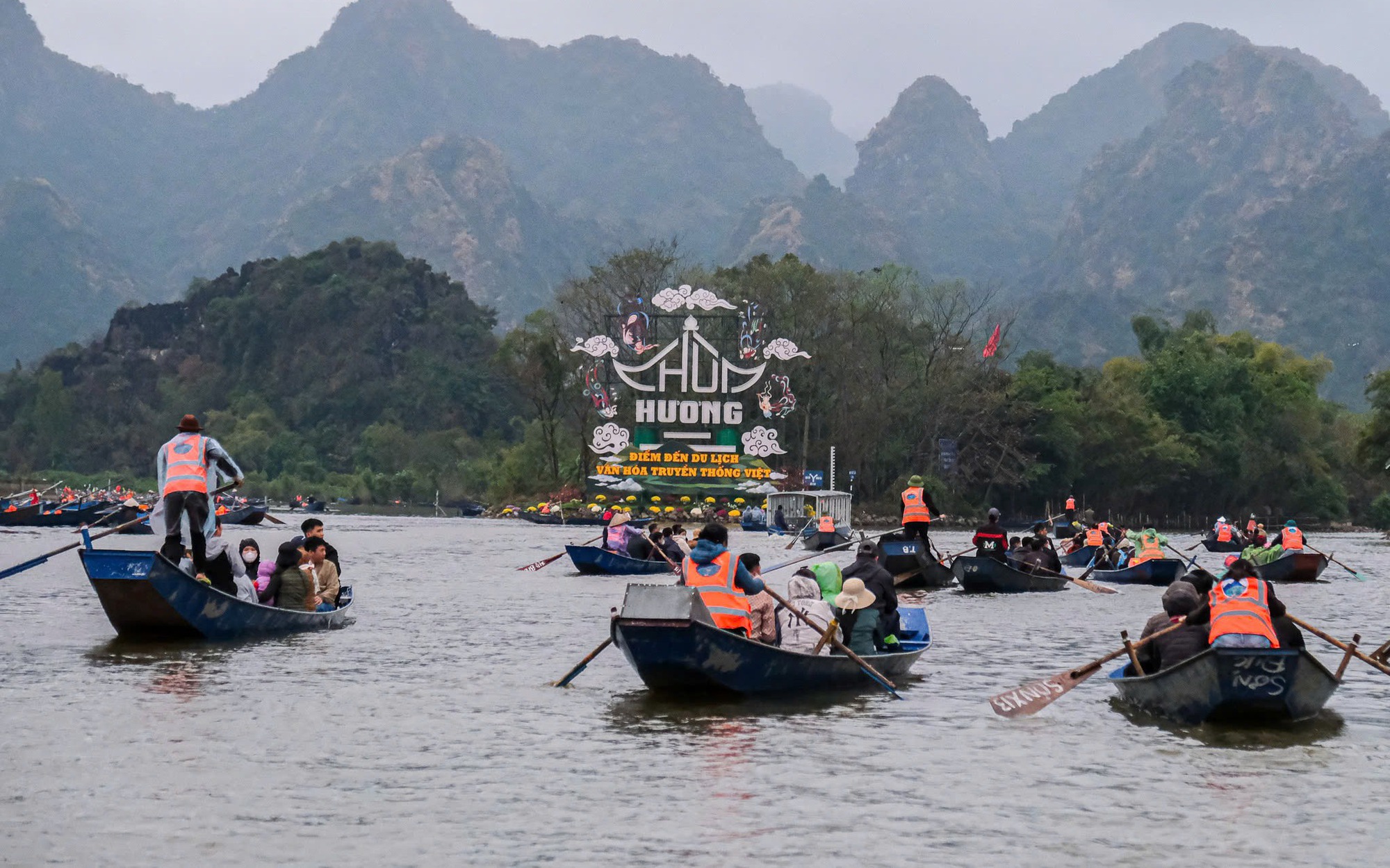 Thủ tướng: Cán bộ, công chức tuyệt đối không đi lễ hội trong giờ hành chính