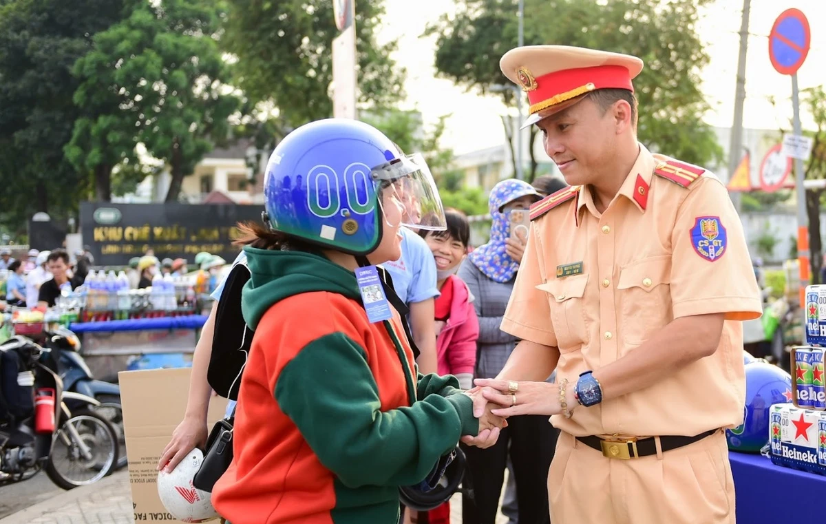 CSGT thực hiện các “Điểm tiếp sức nhân dân” hỗ trợ người dân “Lái xe trách nhiệm - Về nhà an toàn”- Ảnh 1.