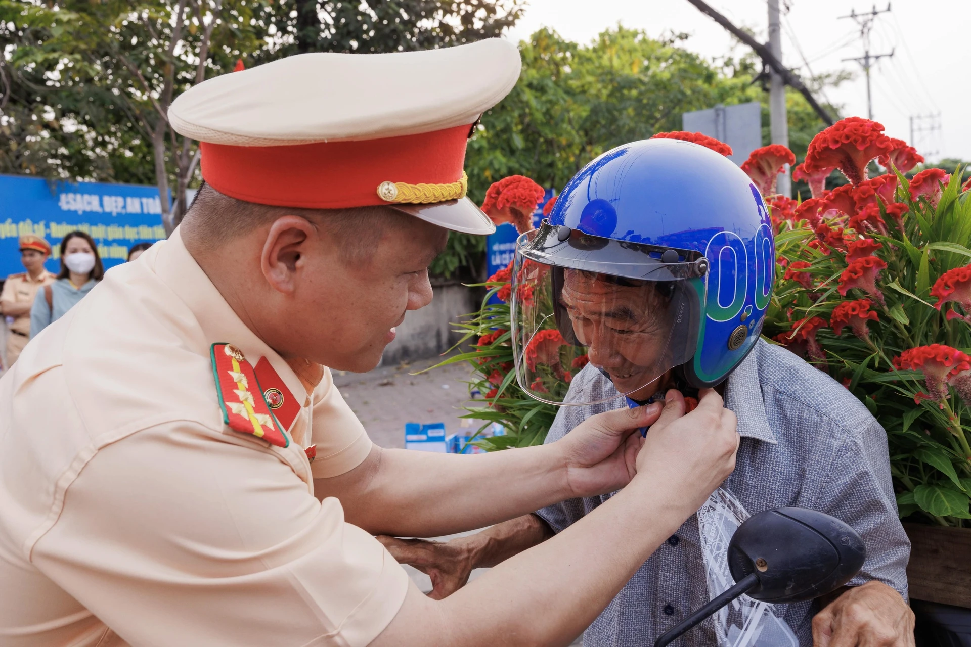 CSGT thực hiện các “Điểm tiếp sức nhân dân” hỗ trợ người dân “Lái xe trách nhiệm - Về nhà an toàn”- Ảnh 4.