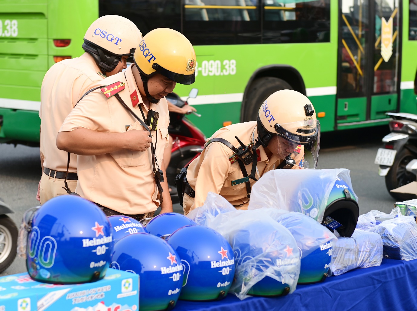 Giảm vi phạm nồng độ cồn so với dịp Tết cùng kỳ, tinh thần “Uống có trách nhiệm” nâng cao rõ rệt- Ảnh 4.