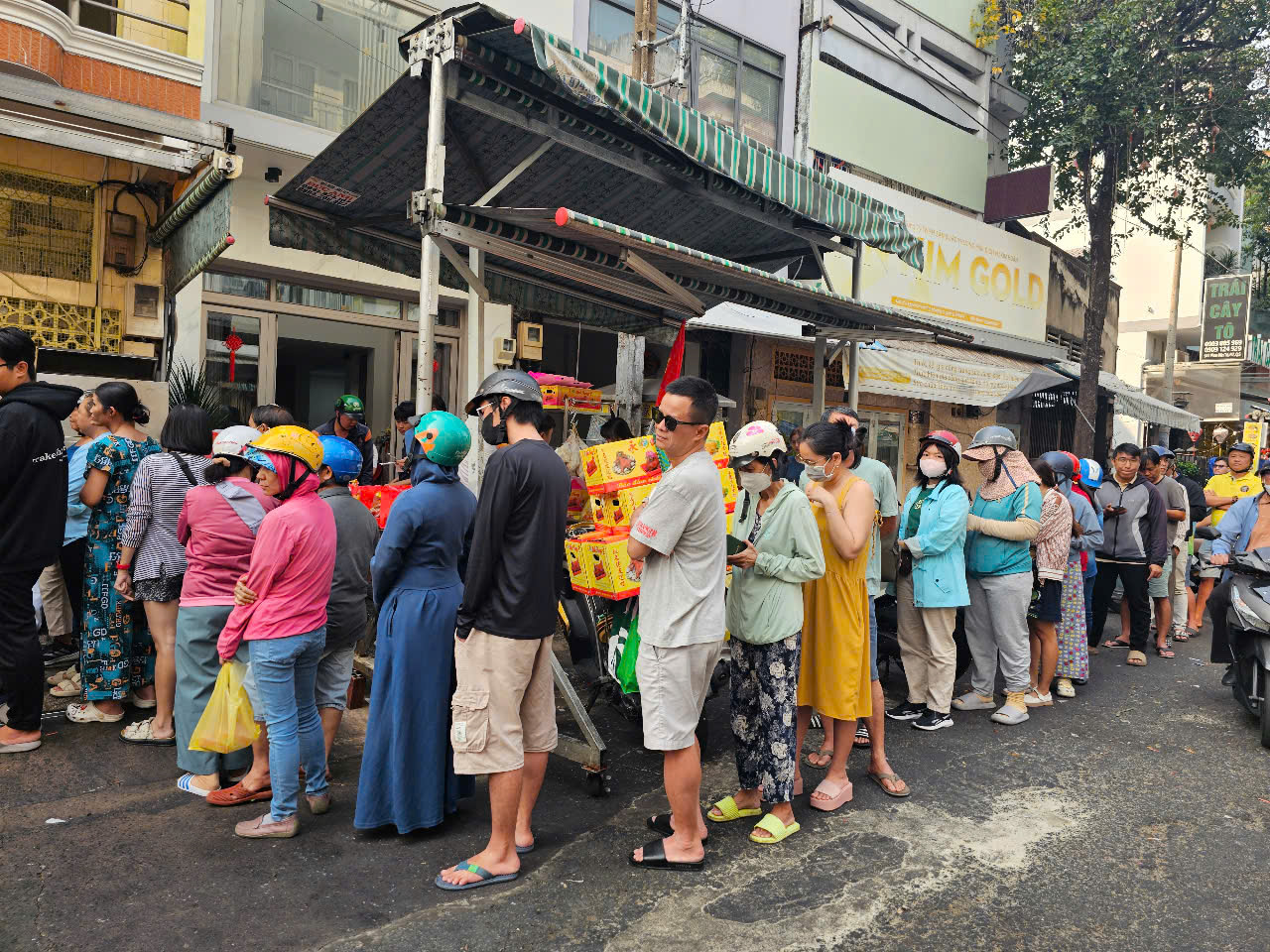 Xếp hàng cả trăm mét để mua heo quay, bánh bao để cúng ngày vía Thần Tài- Ảnh 12.