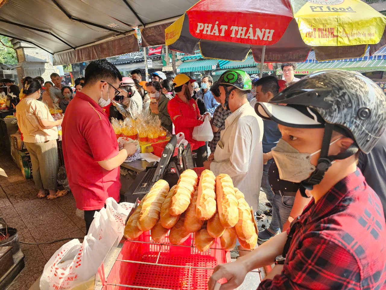 Xếp hàng cả trăm mét để mua heo quay, bánh bao để cúng ngày vía Thần Tài- Ảnh 2.