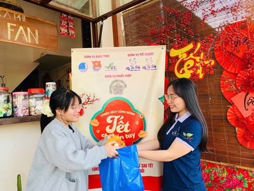 Minh Châu (trái) không chỉ đóng góp hiện vật mà còn tích cực lan tỏa thông tin “Tết chuyền tay” cho những ai quanh mình Ảnh: PHÚC LÊ