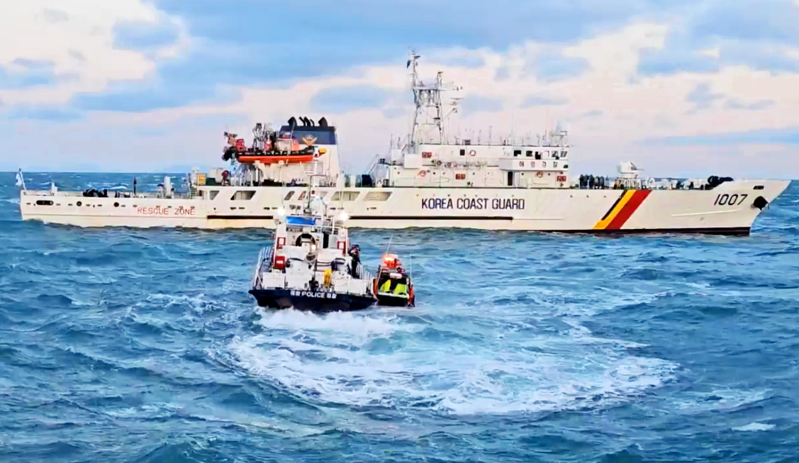 The Korea Coast Guard conducts a search and rescue operation for crew members who went missing after a fishing boat sank off the coast of Yeosu, some 320 kilometers south of Seoul, on Sunday. (Yonhap)