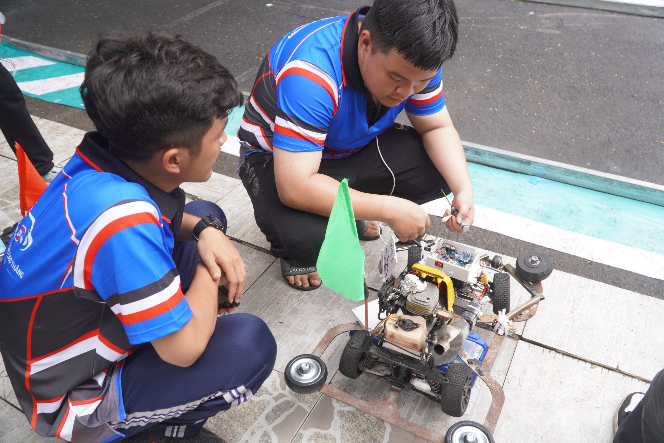 Ett universitet i Ho Chi Minh-staden ger bort motorer till studenter för att släppa lös sin kreativitet - Foto 5. Một trường CĐ ở TP HCM tặng động cơ để sinh viên thỏa sức sáng tạo- Ảnh 5.