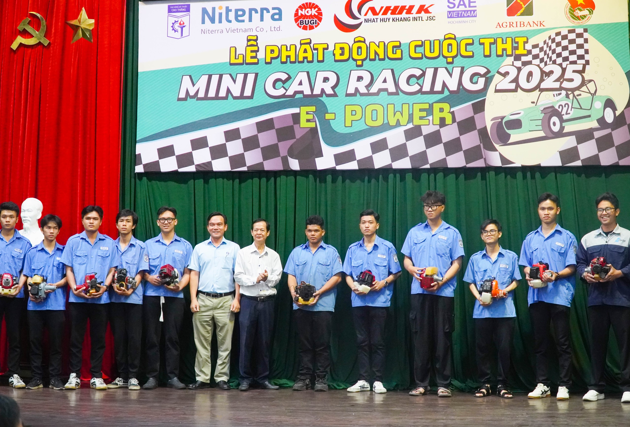 Ett universitet i Ho Chi Minh-staden ger bort motorer till studenter för att släppa lös sin kreativitet - Foto 2. Một trường CĐ ở TP HCM tặng động cơ để sinh viên thỏa sức sáng tạo- Ảnh 2.