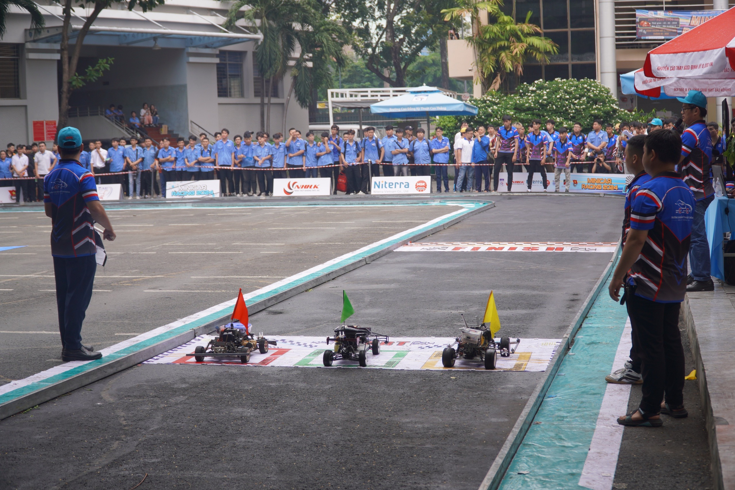 Ett universitet i Ho Chi Minh-staden ger bort motorer till studenter för att släppa lös sin kreativitet - Foto 4. Một trường CĐ ở TP HCM tặng động cơ để sinh viên thỏa sức sáng tạo- Ảnh 4.