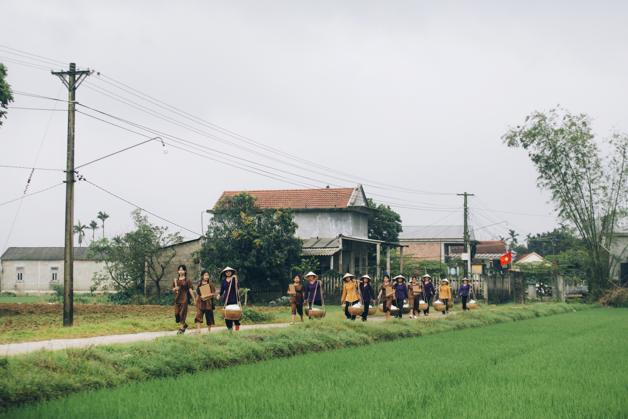 Tái hiện ký ức gánh bún Vân Cù ngày xưa của các chị, các mẹ. Ảnh: CAO NGUYỄN XUÂN ĐẠT