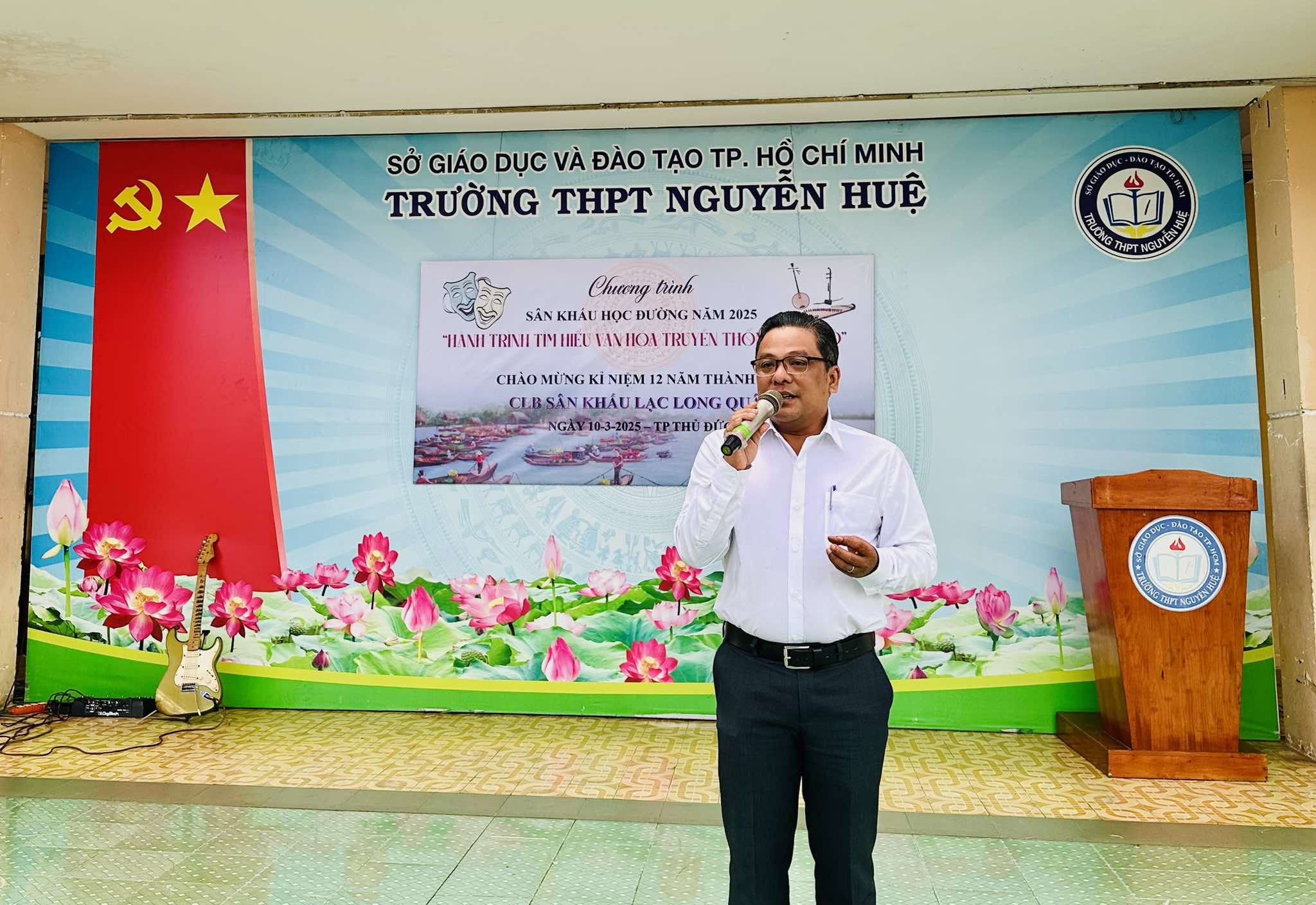 សិល្បករប្រមូលផ្តុំដើម្បីប្រារព្ធខួបលើកទី១២របស់ក្លឹបមហោស្រព Lac Long Quan - រូបថត ២. Nghệ sĩ tề tựu mừng CLB Sân khấu Lạc Long Quân tròn 12 tuổi- Ảnh 2.