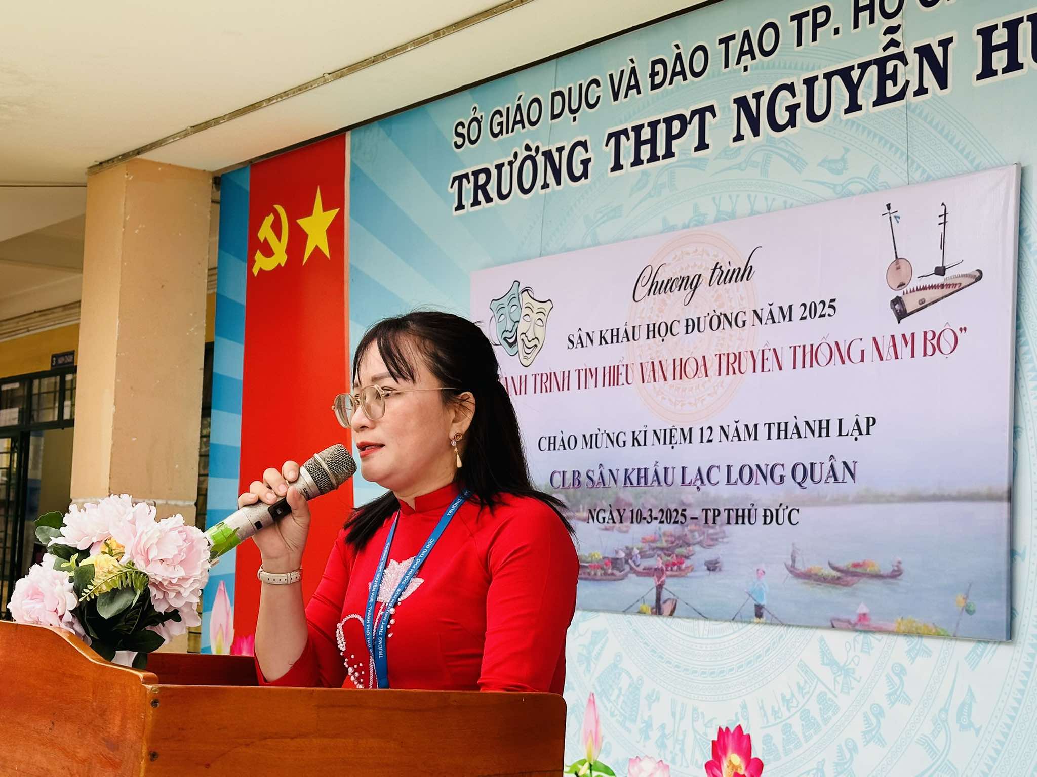 សិល្បករប្រមូលផ្តុំគ្នាដើម្បីអបអរខួបទី១២ឆ្នាំរបស់ក្លឹបមហោស្រព Lac Long Quan - រូបថត ៧. Nghệ sĩ tề tựu mừng CLB Sân khấu Lạc Long Quân tròn 12 tuổi- Ảnh 7.