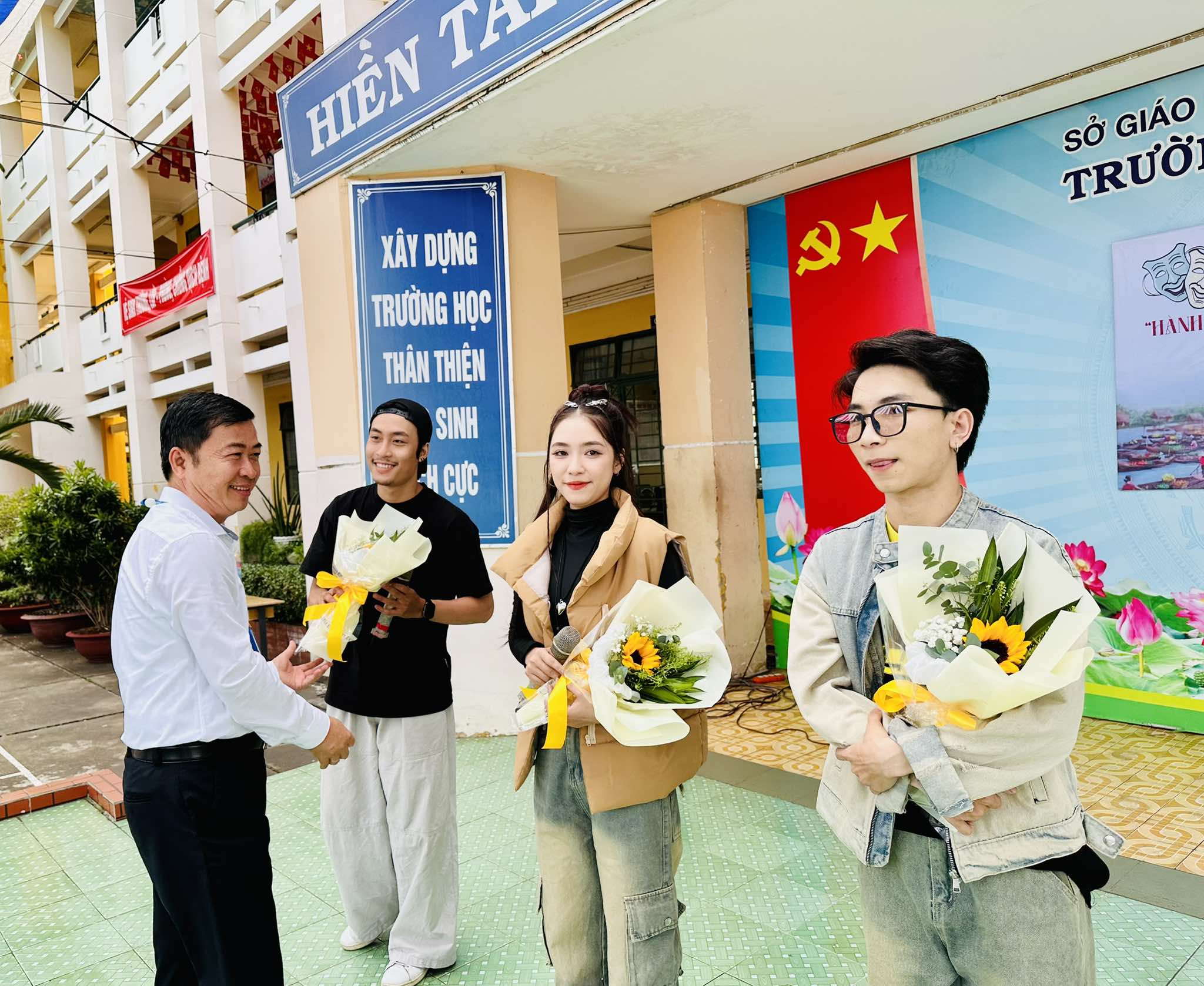 សិល្បករប្រមូលផ្តុំដើម្បីប្រារព្ធខួបលើកទី១២របស់ក្លឹបមហោស្រព Lac Long Quan - រូបថត ៣. Nghệ sĩ tề tựu mừng CLB Sân khấu Lạc Long Quân tròn 12 tuổi- Ảnh 3.