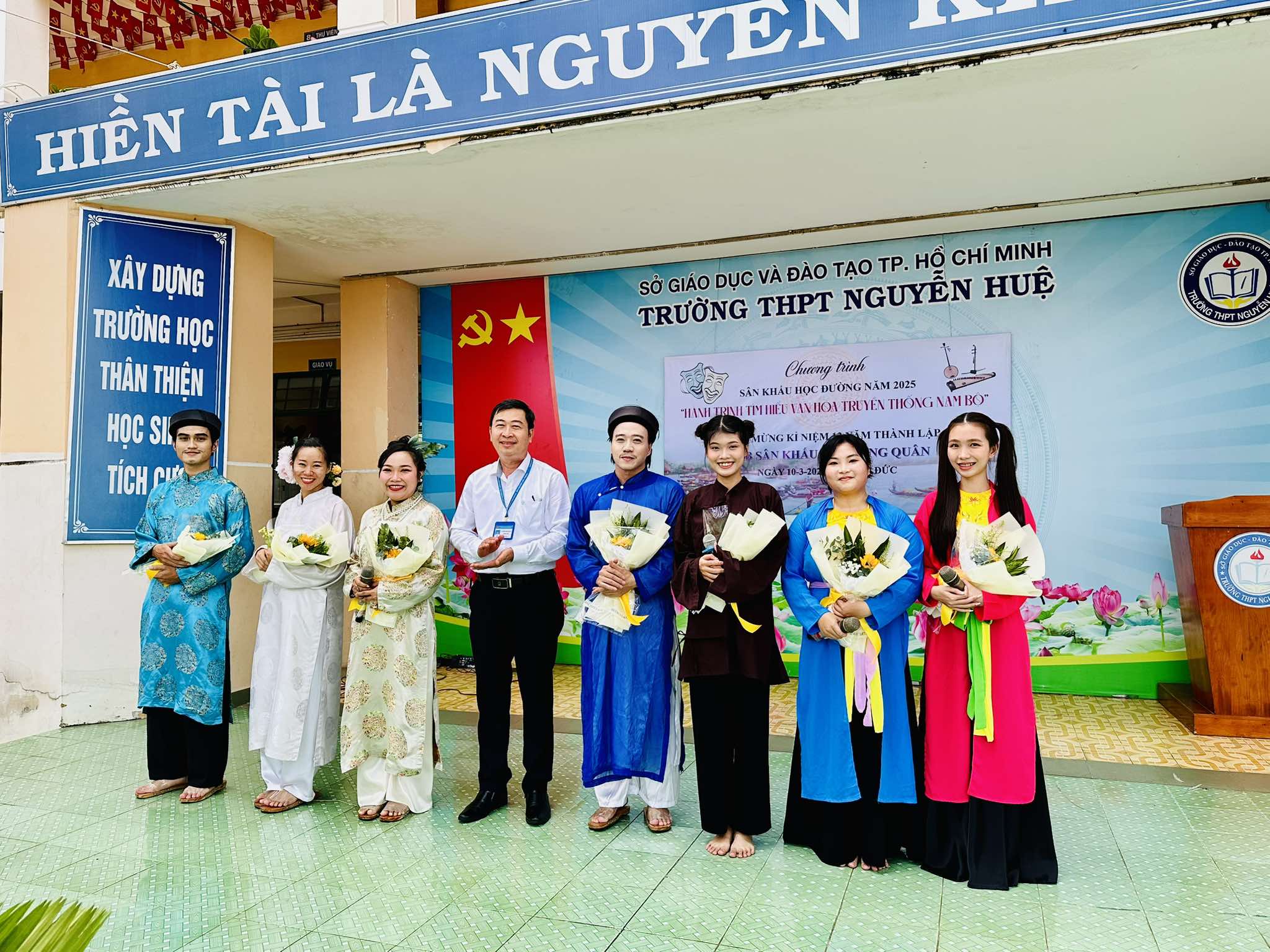 សិល្បករប្រមូលផ្តុំដើម្បីប្រារព្ធខួបលើកទី១២របស់ក្លឹបមហោស្រព Lac Long Quan - រូបថត ៥. Nghệ sĩ tề tựu mừng CLB Sân khấu Lạc Long Quân tròn 12 tuổi- Ảnh 5.