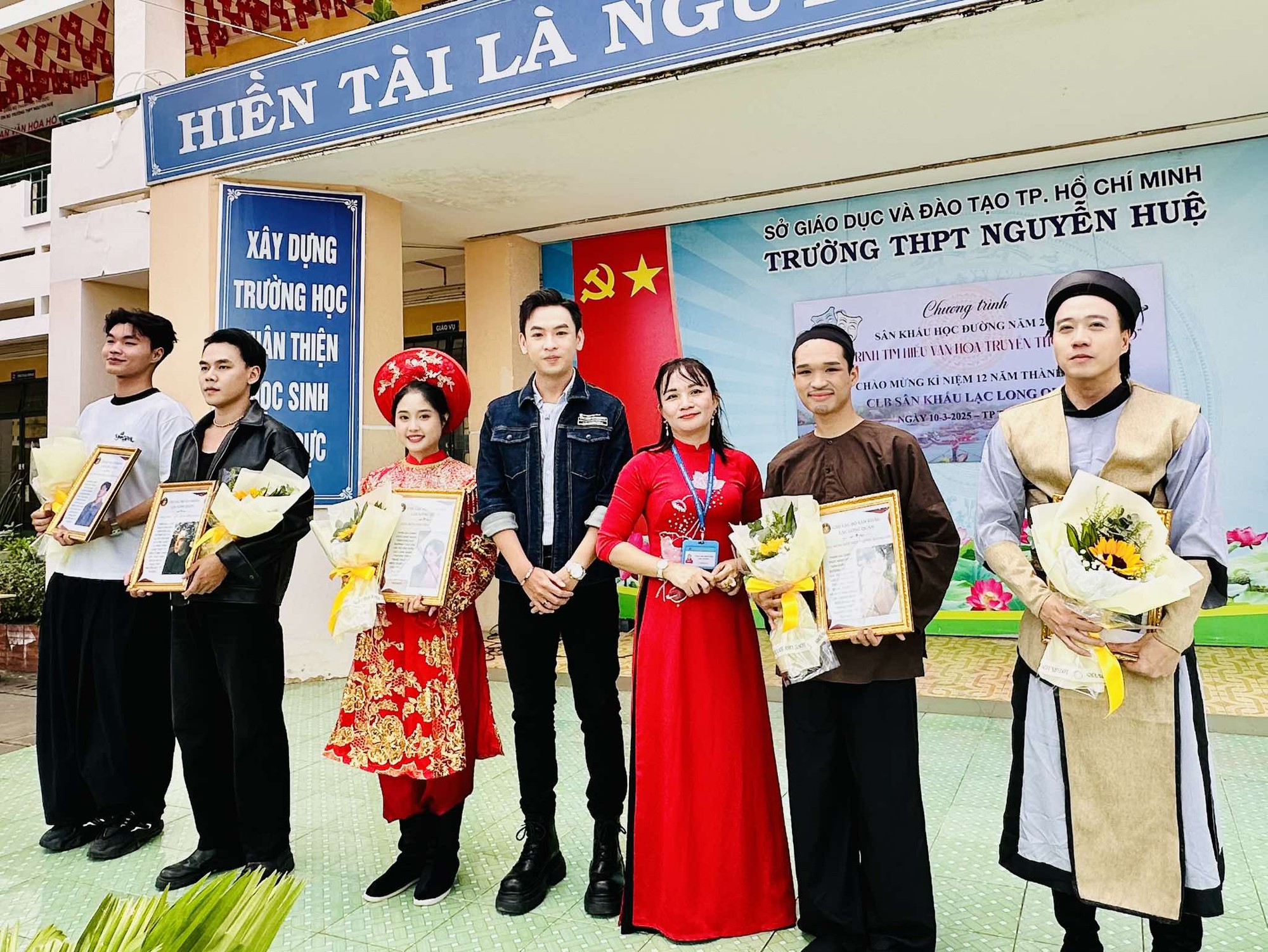 សិល្បករប្រមូលផ្តុំគ្នាដើម្បីអបអរខួបទី១២ឆ្នាំរបស់ក្លឹបមហោស្រព Lac Long Quan - រូបថត ១. Nghệ sĩ tề tựu mừng CLB Sân khấu Lạc Long Quân tròn 12 tuổi- Ảnh 1.