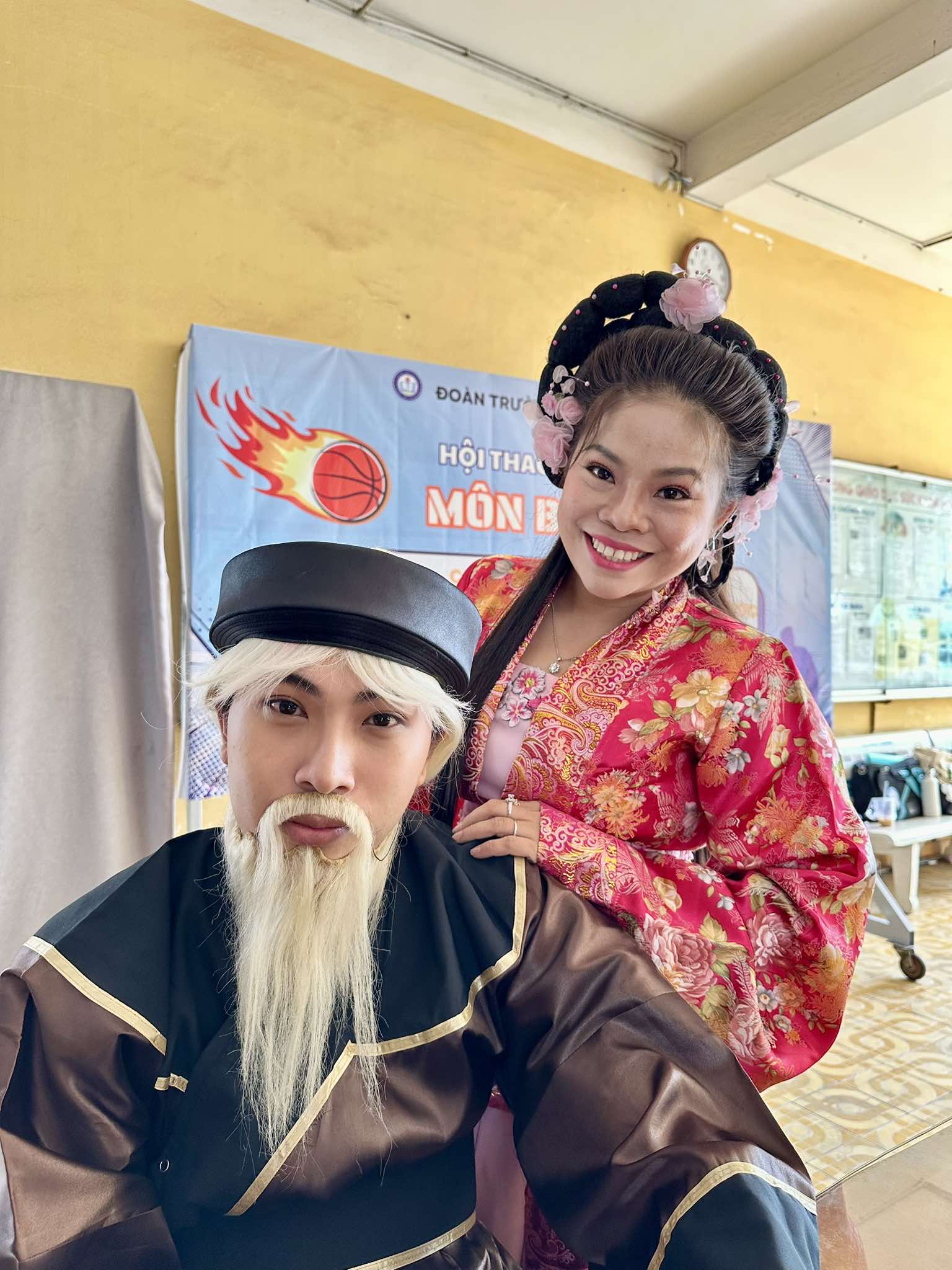 សិល្បករប្រមូលផ្តុំគ្នាដើម្បីអបអរខួបទី១២ឆ្នាំរបស់ក្លឹបមហោស្រព Lac Long Quan - រូបថត ៦. Nghệ sĩ tề tựu mừng CLB Sân khấu Lạc Long Quân tròn 12 tuổi- Ảnh 6.