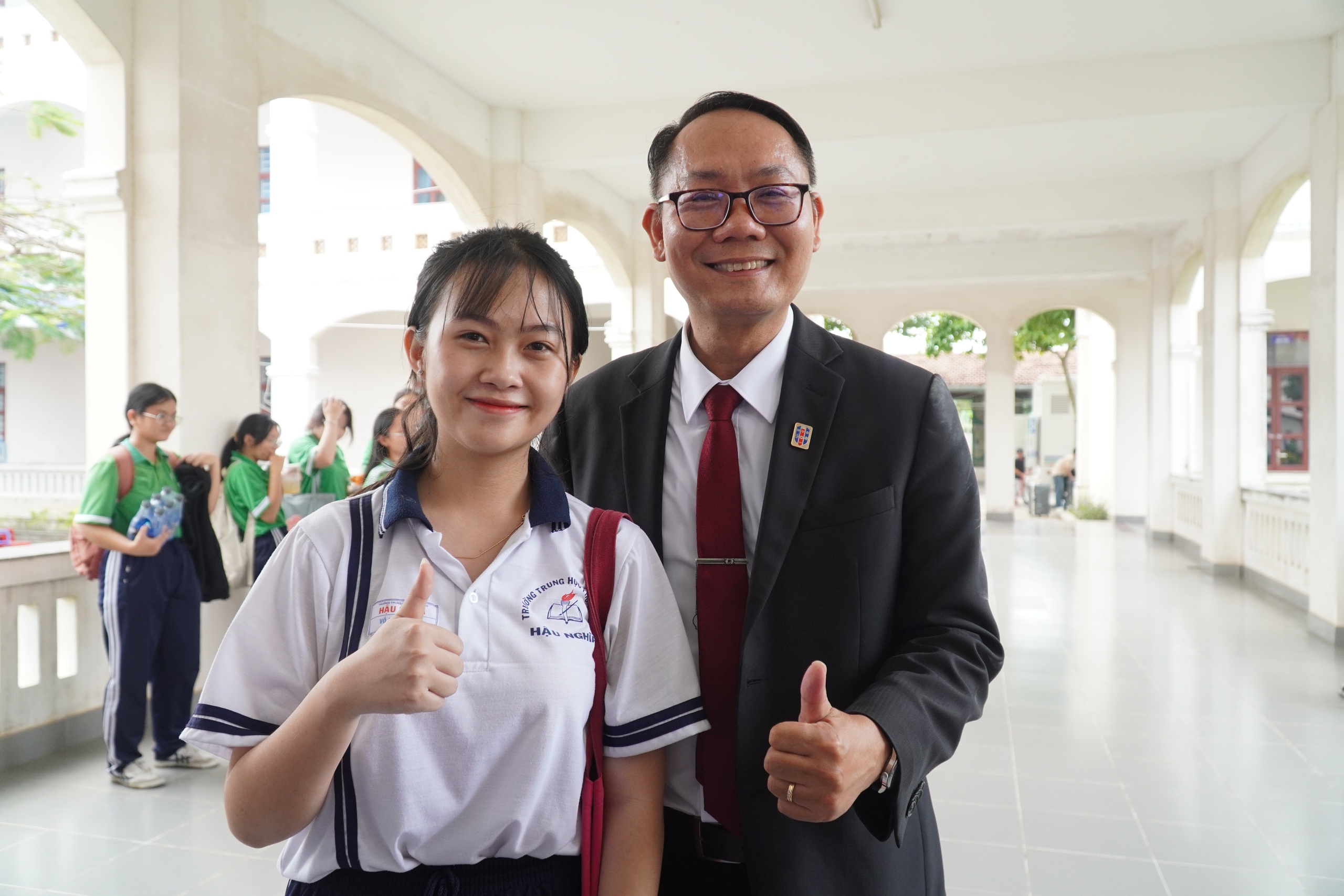 Studenti se usmívají od ucha k uchu poté, co od svých „idolů“ dostali kariérní rady – Foto 3. Học sinh cười tít mắt vì được “thần tượng” tư vấn hướng nghiệp- Ảnh 3.