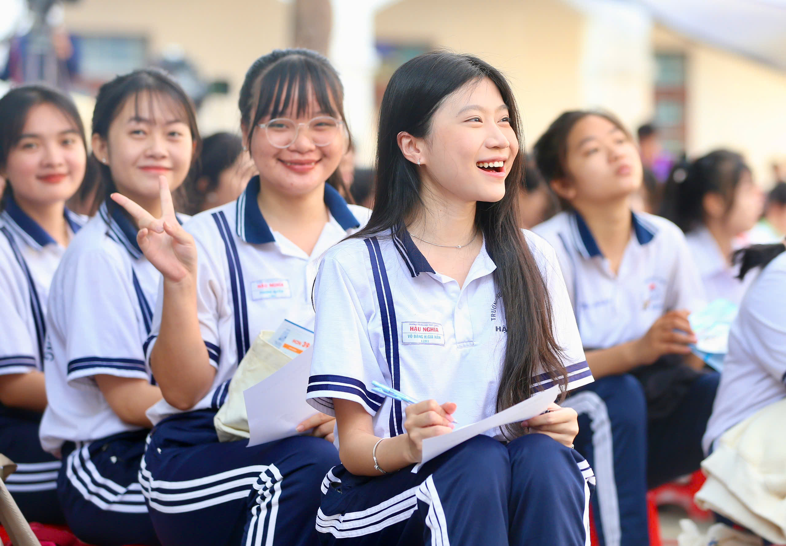 Studenti se usmívají od ucha k uchu poté, co dostali od svých „idolů“ rady ohledně kariéry – Foto 1. Học sinh cười tít mắt vì được “thần tượng” tư vấn hướng nghiệp- Ảnh 1.