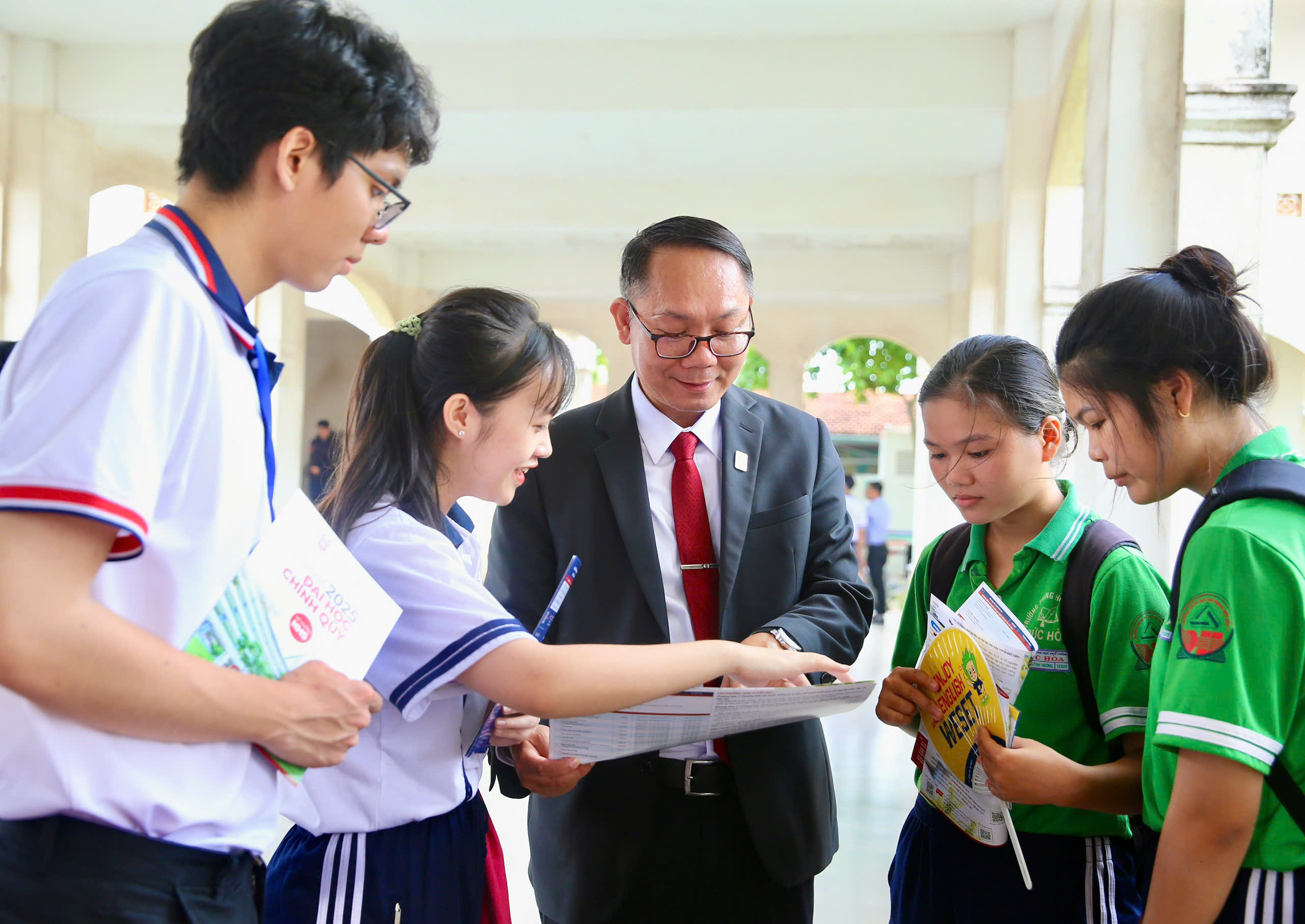 Studenti se usmívají od ucha k uchu poté, co dostali od svých „idolů“ rady ohledně kariéry – Foto 4. Học sinh cười tít mắt vì được “thần tượng” tư vấn hướng nghiệp- Ảnh 4.