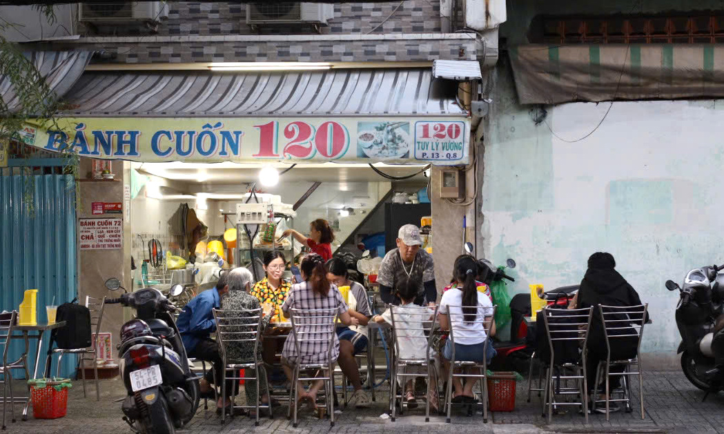 हो ची मिन्ह सिटी में 40 साल पुरानी बान कुओन दुकान हमेशा भरी रहती है, और इसकी फिलिंग बनाने की विधि के कारण यह बहुत स्वादिष्ट होती है - फोटो 8. Tiệm bánh cuốn 40 năm ở TP HCM kín bàn, ngon nhờ cách làm nhân- Ảnh 8.