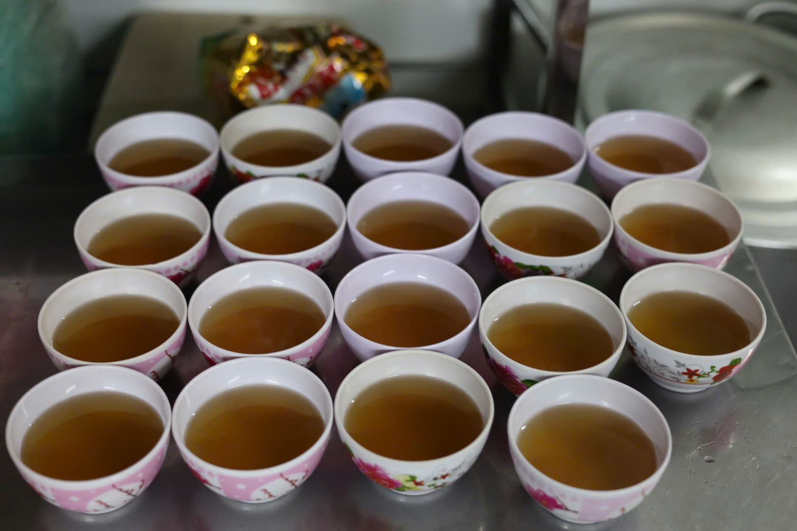 हो ची मिन्ह सिटी में 40 साल पुरानी बान कुओन दुकान हमेशा भरी रहती है, और इसकी भराई बहुत स्वादिष्ट होती है - फोटो 5. Tiệm bánh cuốn 40 năm ở TP HCM kín bàn, ngon nhờ cách làm nhân- Ảnh 5.