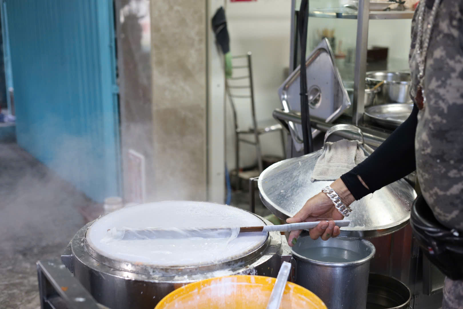 हो ची मिन्ह सिटी में 40 साल पुरानी बान कुओन दुकान हमेशा भरी रहती है, और इसकी भराई बहुत स्वादिष्ट होती है - फोटो 2. Tiệm bánh cuốn 40 năm ở TP HCM kín bàn, ngon nhờ cách làm nhân- Ảnh 2.