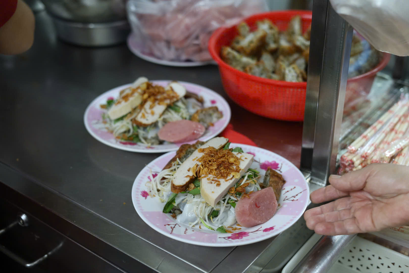 हो ची मिन्ह सिटी में 40 साल पुरानी बान कुओन दुकान हमेशा भरी रहती है, और इसकी भराई बहुत स्वादिष्ट होती है - फोटो 3. Tiệm bánh cuốn 40 năm ở TP HCM kín bàn, ngon nhờ cách làm nhân- Ảnh 3.