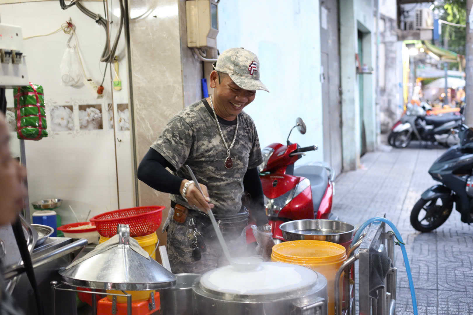 हो ची मिन्ह सिटी में 40 साल पुरानी बान कुओन दुकान हमेशा भरी रहती है, और इसकी भराई बहुत स्वादिष्ट होती है - फोटो 1. Tiệm bánh cuốn 40 năm ở TP HCM kín bàn, ngon nhờ cách làm nhân- Ảnh 1.
