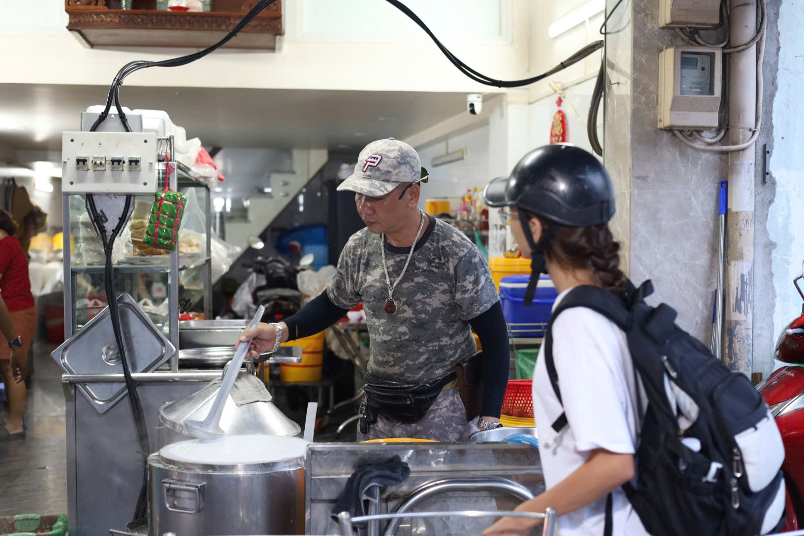 हो ची मिन्ह सिटी में 40 साल पुरानी बान कुओन दुकान हमेशा भरी रहती है, और इसकी भराई बहुत स्वादिष्ट होती है - फोटो 4. Tiệm bánh cuốn 40 năm ở TP HCM kín bàn, ngon nhờ cách làm nhân- Ảnh 4.