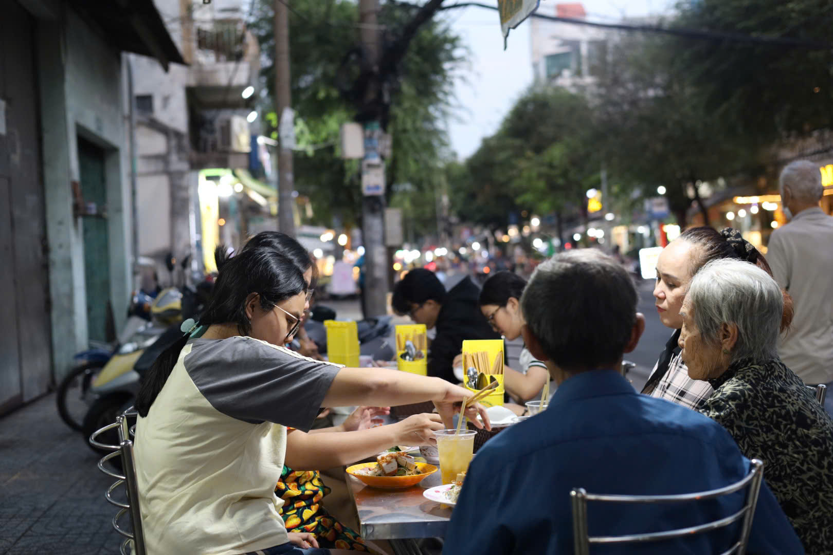 हो ची मिन्ह सिटी में 40 साल पुरानी बान कुओन दुकान हमेशा भरी रहती है, और इसकी भराई बहुत स्वादिष्ट होती है - फोटो 7. Tiệm bánh cuốn 40 năm ở TP HCM kín bàn, ngon nhờ cách làm nhân- Ảnh 7.